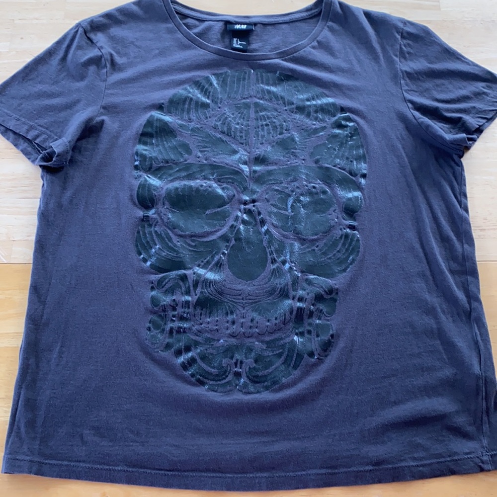 H&M. Large Dark Grey Tee Shirt with Front Black Skeleton Skull Graphic.